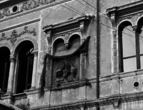 Il “Palazzo decorato” e quella strana finestra su via Tiburtina