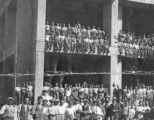 1930, tutti in posa nel cantiere dell'Edificio Alato, futuro ministero dell'Aeronautica