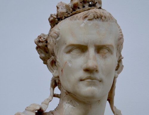 Caligola sale al potere tra le acclamazioni del popolo di Roma