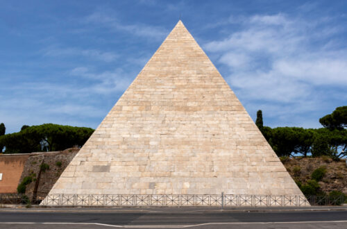 Piramide Cestia: i giochi di geometrie perfette che conquistano i social
