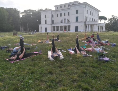 Rigenerare corpo e la mente in compagnia: a Villa Torlonia lezioni di yoga all’aperto