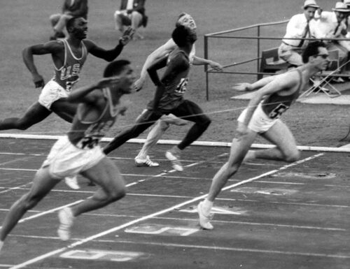 È il gran giorno di Livio Berruti, oro olimpico sui 200 metri a Roma inforcando occhiali da sole