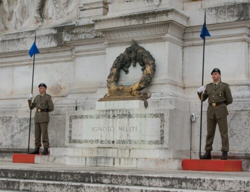 All'Altare della Patria viene sepolto il Milite Ignoto, in onore dei soldati caduti nella Grande Guerra