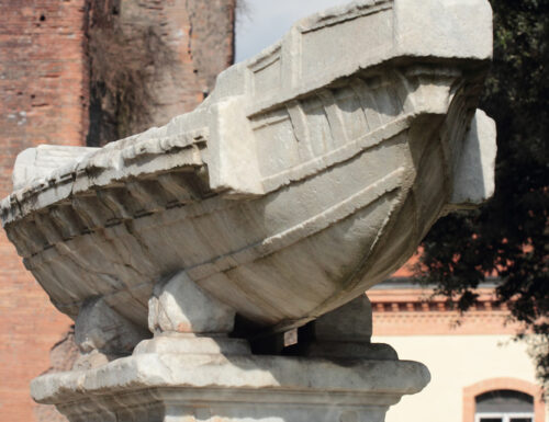 La Fontana della Navicella presa a martellate, frantumata la prua a forma di muso di cinghiale