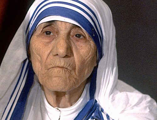 In Piazza San Pietro commozione per la beatificazione di Madre Teresa di Calcutta proclamata da Papa Giovanni Paolo II