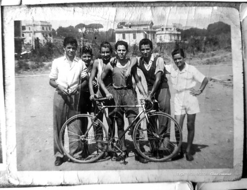 Sei ragazzini e il sogno della bicicletta da corsa in una piazza polverosa della Roma dopo la guerra