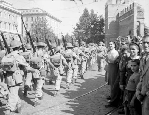 Sfila il reggimento del Duca di Wellington a Porta Pia: 4 giugno 1944, è il giorno della Liberazione di Roma