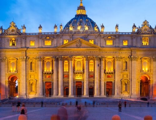 Papa Urbano VIII consacra San Pietro e la basilica si illumina a giorno con 5.000 lanternoni