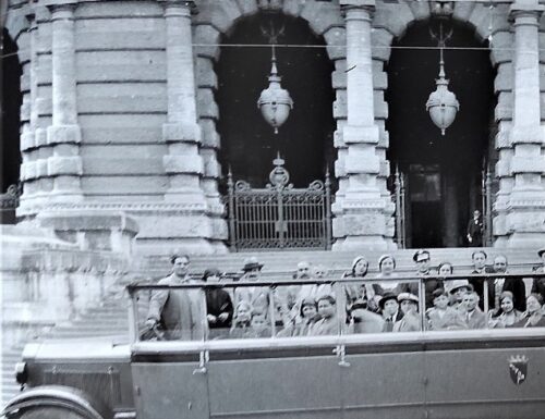 L'autobus della Lancia trasporta i turisti a Piazza Cavour: è il 1931