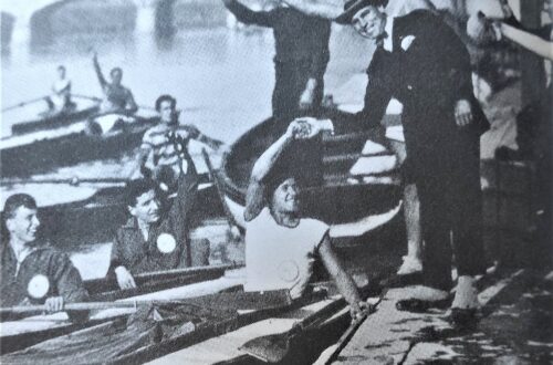 Selfie d'epoca dei canottieri del Tevere con il trasvolatore Francesco De Pinedo
