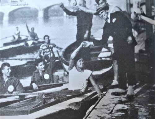 Selfie d'epoca dei canottieri del Tevere con il trasvolatore Francesco De Pinedo