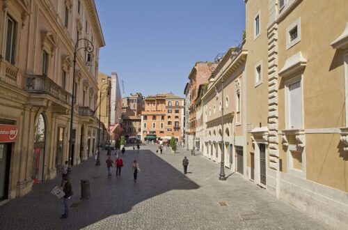 Burattini e artisti buontemponi a Palazzo Fiano, dove c’era la Trattoria Reale