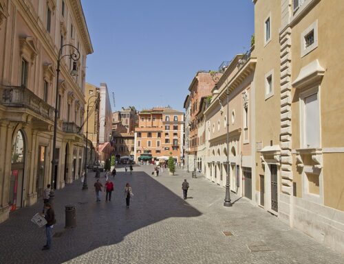 Burattini e artisti buontemponi a Palazzo Fiano, dove c’era la Trattoria Reale