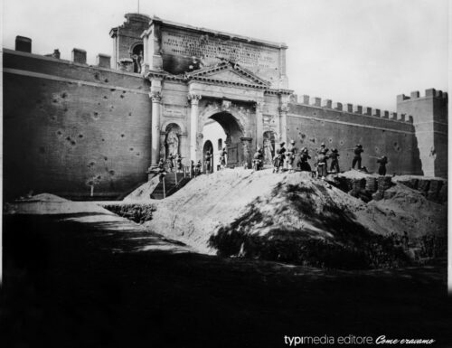 1870, bersaglieri posing at Porta Pia: the Papal State has just surrendered