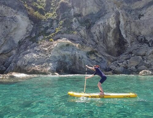 In piedi sulla tavola da surf alla scoperta di calette e insenature dell'isola di Ponza