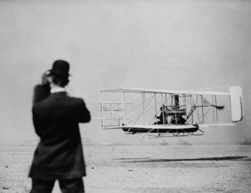 Nel 1909, Wilbur Wright decolla sul pratone di Centocelle a bordo del suo Flyer: romani entusiasti