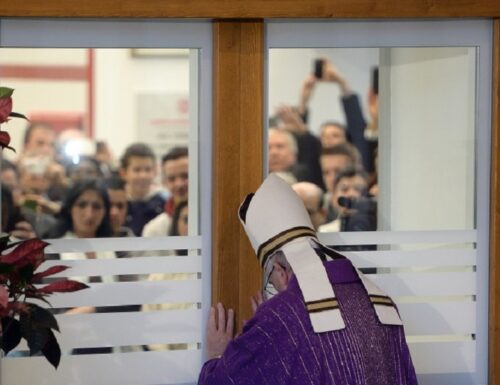 Papa Francesco apre alla Stazione Termini la Porta Santa della Carità ed esorta all'umiltà