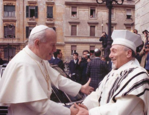 Papa Giovanni Paolo II incontra il rabbino capo Elio Toaff: nuovo rapporto tra Chiesa ed ebraismo