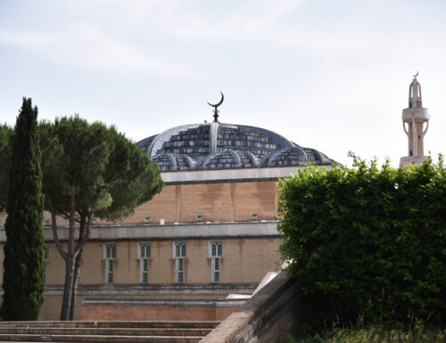 Nel 1995 si inaugura la Grande Moschea di Roma, maestoso edificio opera di Paolo Portoghesi