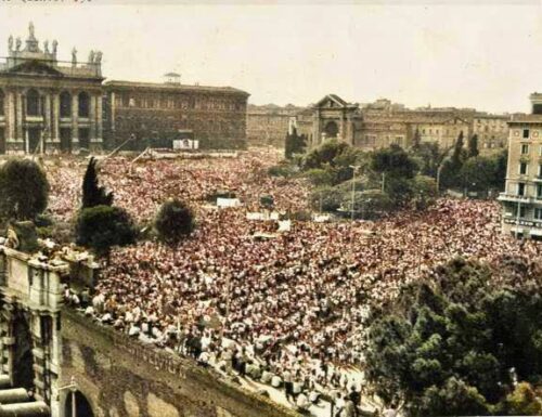 Una folla oceanica piange Enrico Berlinguer. Un milione e mezzo di persone in piazza San Giovanni ai funerali del leader del Pci