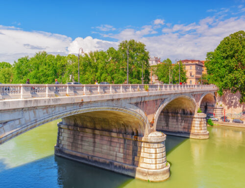 Si inaugura il Ponte Margherita, il primo costruito sul Tevere in muratura dopo molti secoli