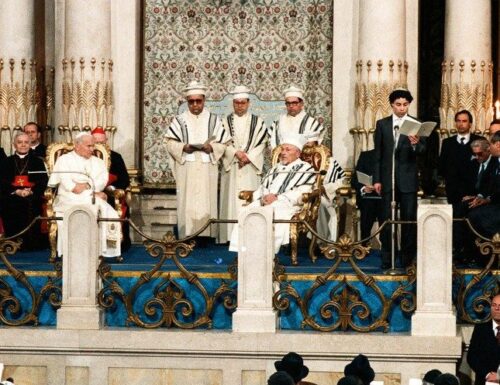 Giovanni Paolo II visita la Sinagoga di Roma. È il primo papa a compiere un simile gesto storico