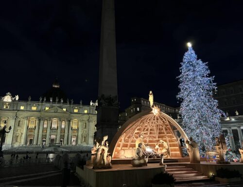 La magia del Natale in piazza San Pietro: gli scatti da cartolina