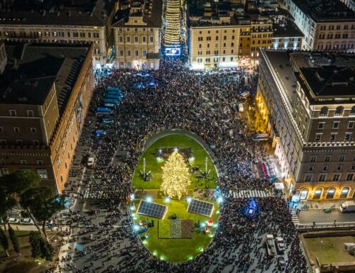 Acceso l'albero di Natale di piazza Venezia: aperta la gara per lo scatto più bello