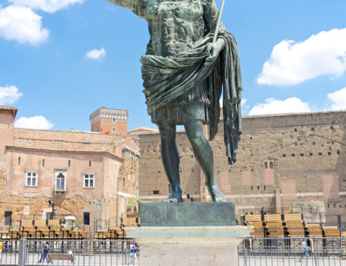 Anche Ottaviano, come il suo protettore Cesare, varca il Rubicone e marcia verso Roma