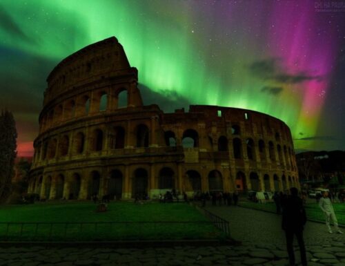 Nella notte, il cielo di Roma si accende di luci cremisi. È un’aurora boreale