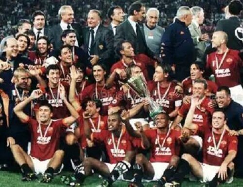 Gioia per un trofeo calcistico: Francesco Totti alza al cielo la prima SuperCoppa della Roma