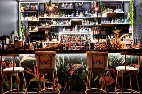 Jigger: il cocktail bar che ricorda una giungla tropicale