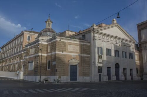 Caserma Giacomo Acqua, elegante imponenza affacciata in piazza del Popolo