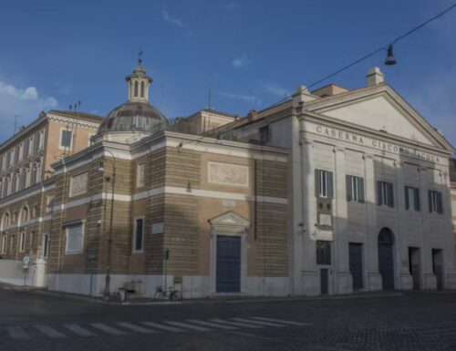 Caserma Giacomo Acqua, elegante imponenza affacciata in piazza del Popolo